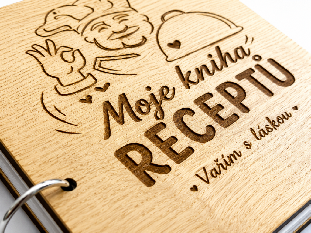 Detail vazby dřevěné knihy Moje recepty